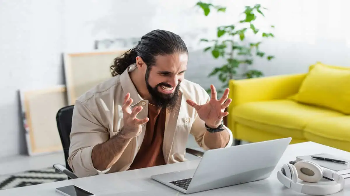 angry-man-on-laptop