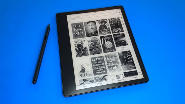 The Kindle Scribe and a stylus on a blue background