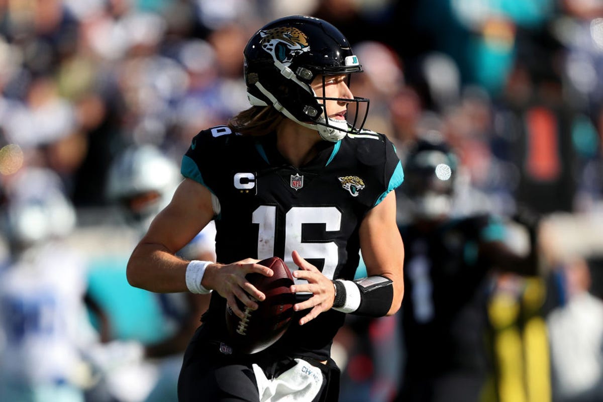 Jacksonville Jaguars quarterback Trevor Lawrence scans the field