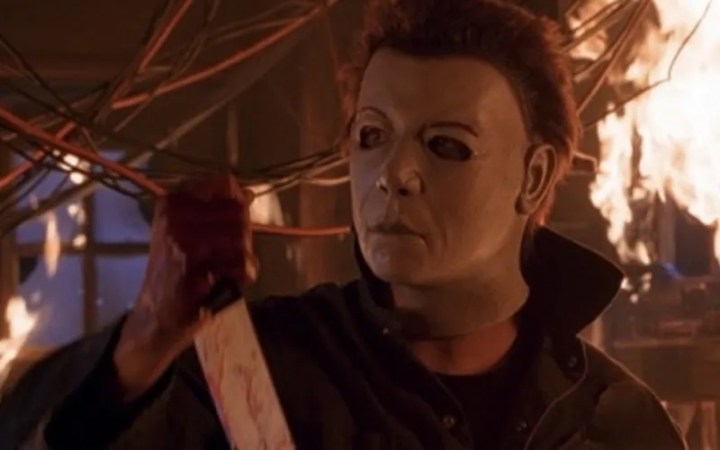 Michael Myers brandishes a knife in Halloween: Resurrection