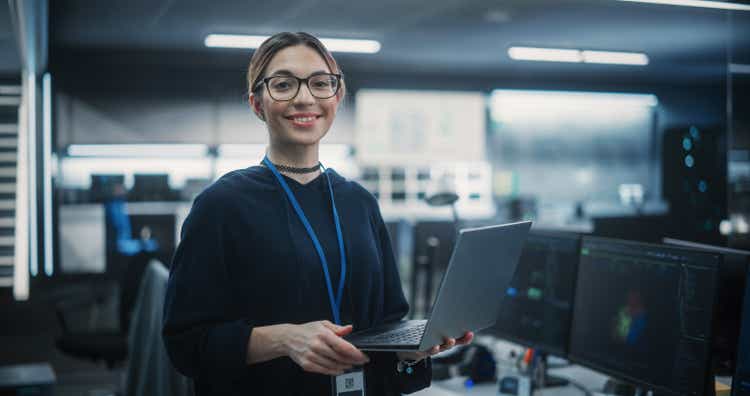 Retrato de una atractiva mujer multiétnica empoderada mirando a la cámara y sonriendo encantadoramente. Empresaria en el trabajo, Gerente de Tecnología de la Información, Profesional de Ingeniería de Software