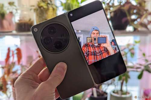 OnePlus Open camera viewfinder from the outside display,