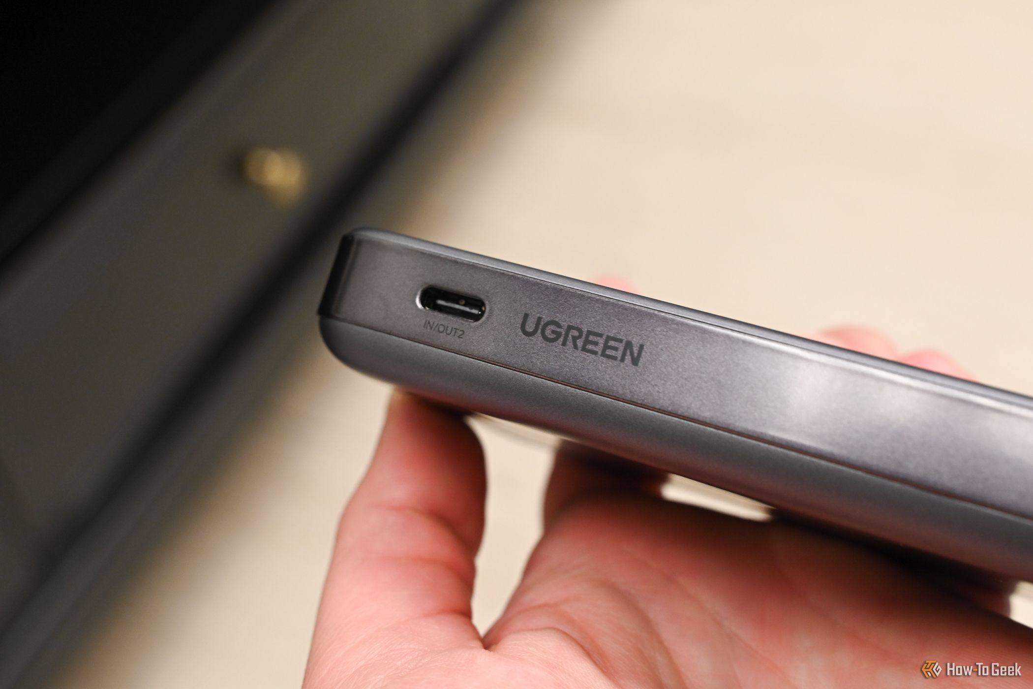 Person holding the Ugreen Foldable Kickstand.