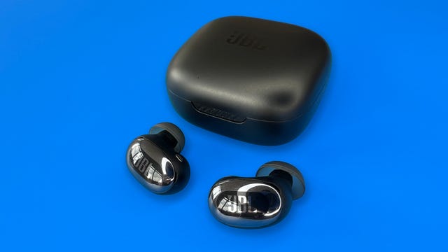 JBL Live Free 2 earbuds and case