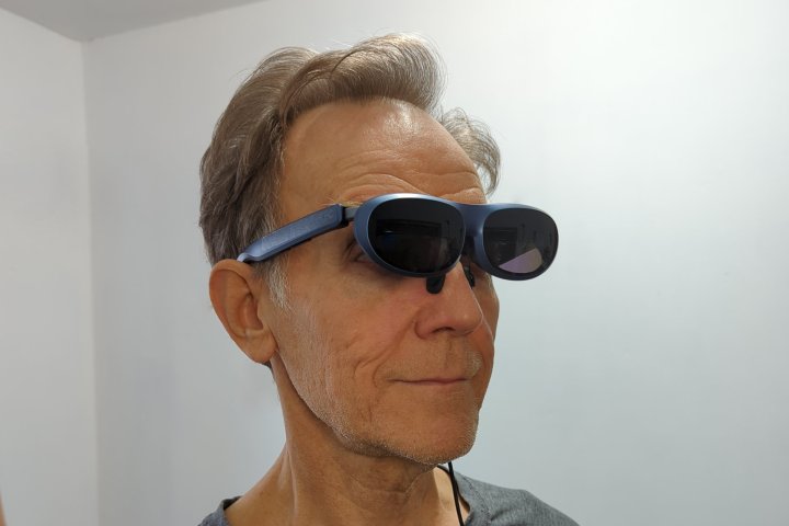 Alan Truly wears the Rokid Max smart glasses.