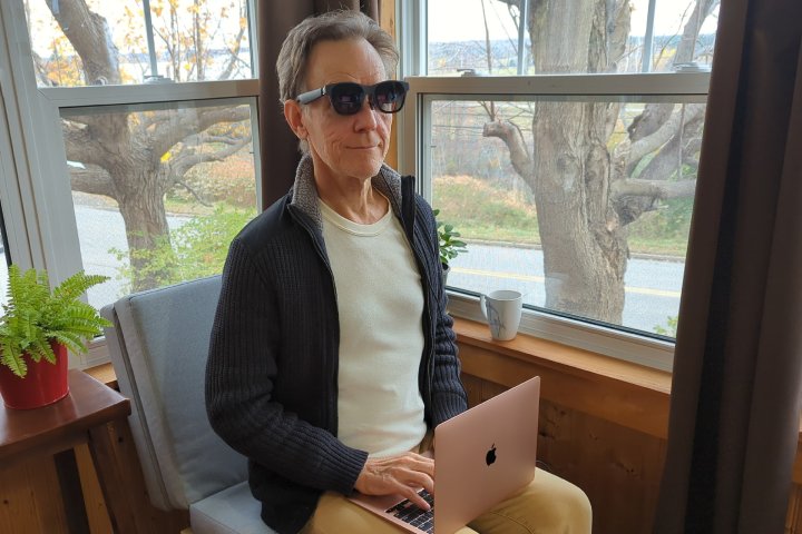 Alan Truly uses Xreal Air 2 with a MacBook.