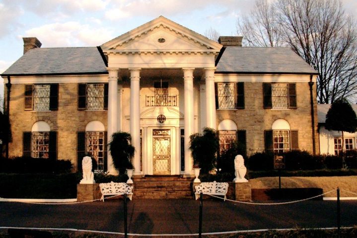 Frontal view of Elvis' house at Graceland.