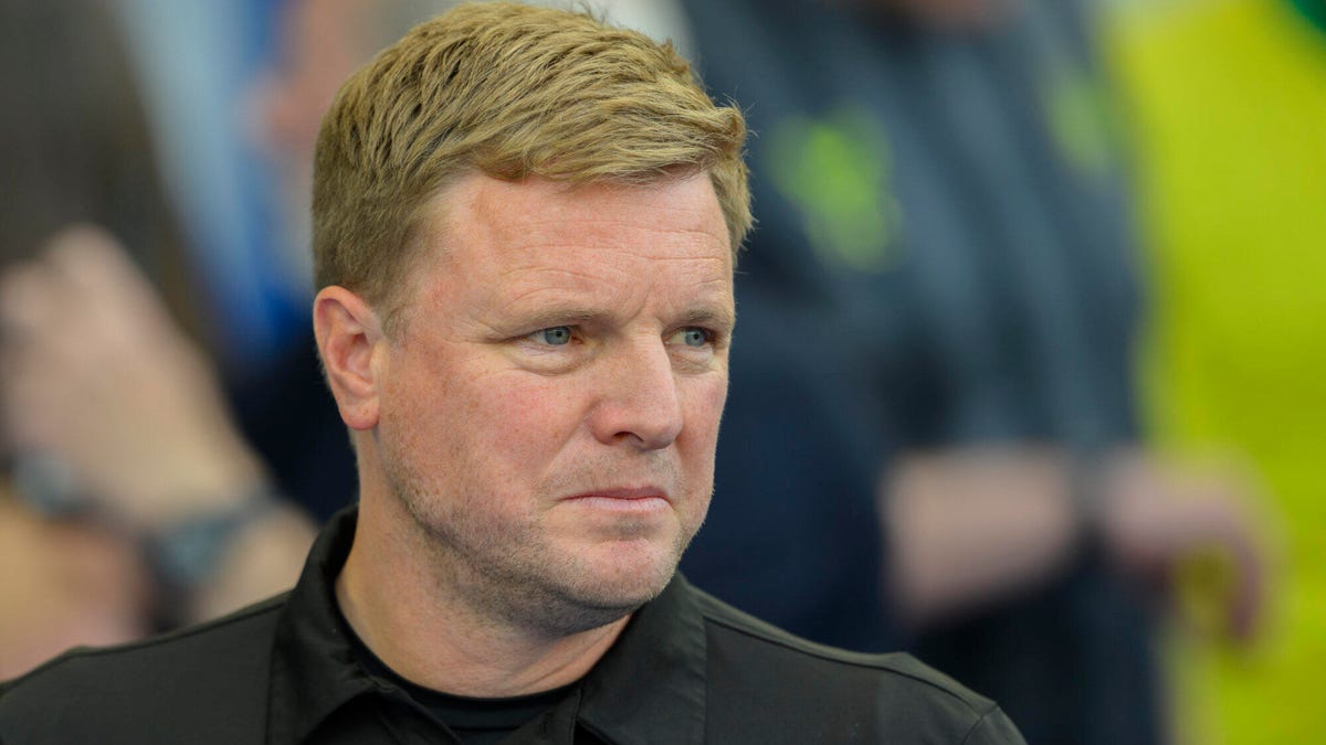 Newcastle United manager Eddie Howe looking to his right.