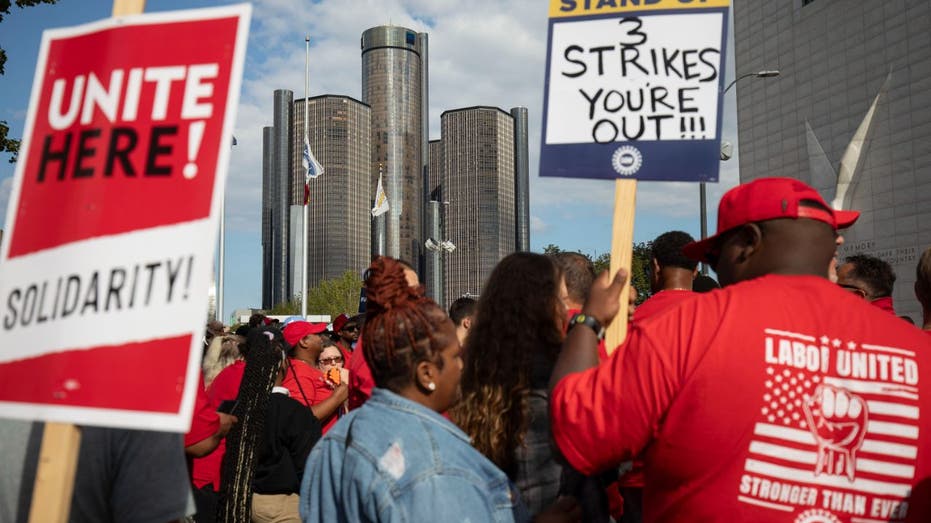 UAW members picketing