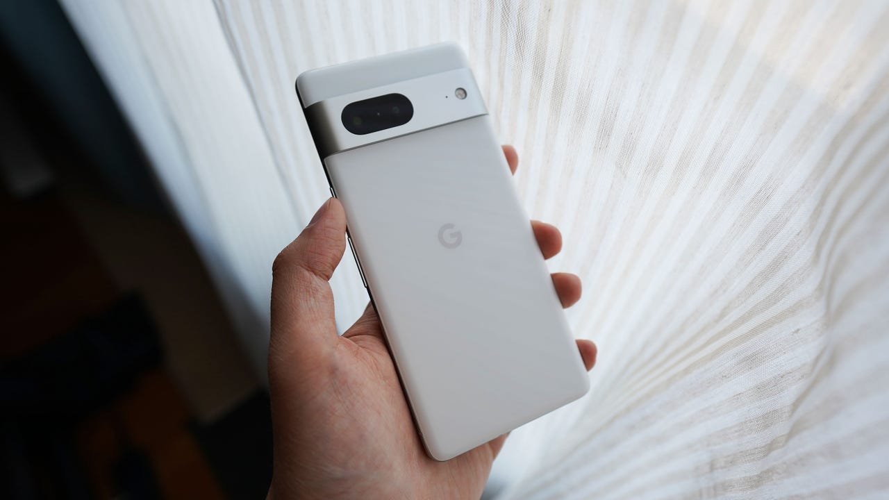 Google Pixel 8 Pro and Pixel 8 in hand