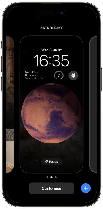 Opening the iPhone 15's lock screen customisation interface.