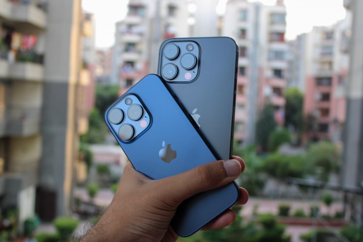 iPhone 15 Pro and iPhone 14 Pro Max in hand.