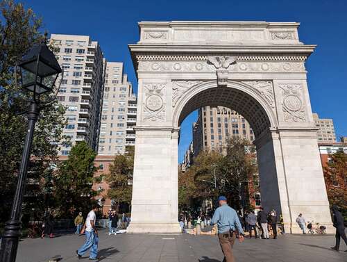 Google Pixel 8 Pro wide shot of Washington Square Arch