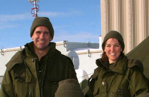 Astronauts Lisa Nowak and Bill Oefelein posing