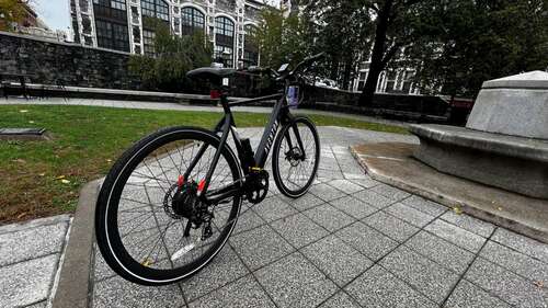 Aventon Soltera 2 in an urban park