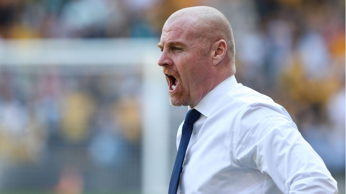 Everton manager Sean Dyche, in white shirt and blue tie, yells at a player