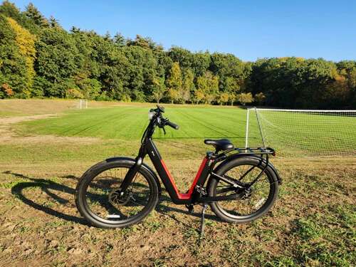 NIU BQi-C3 Pro left side with a soccer practice field in the background.