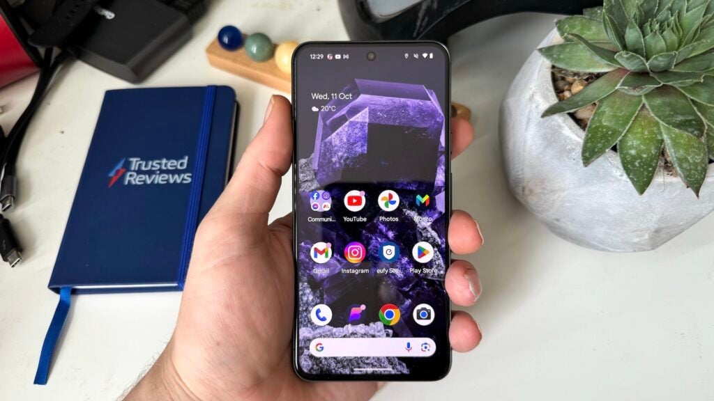 Pixel 8 in-hand