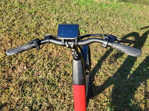 The NIU BQi-C3 Pro handlebar and controls are uncluttered, leaving plenty of room for mirrors and a phone mount.