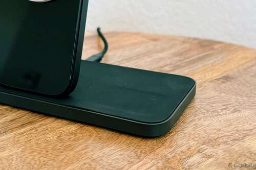 Close up on Qi charger on Nomad Stand One Max