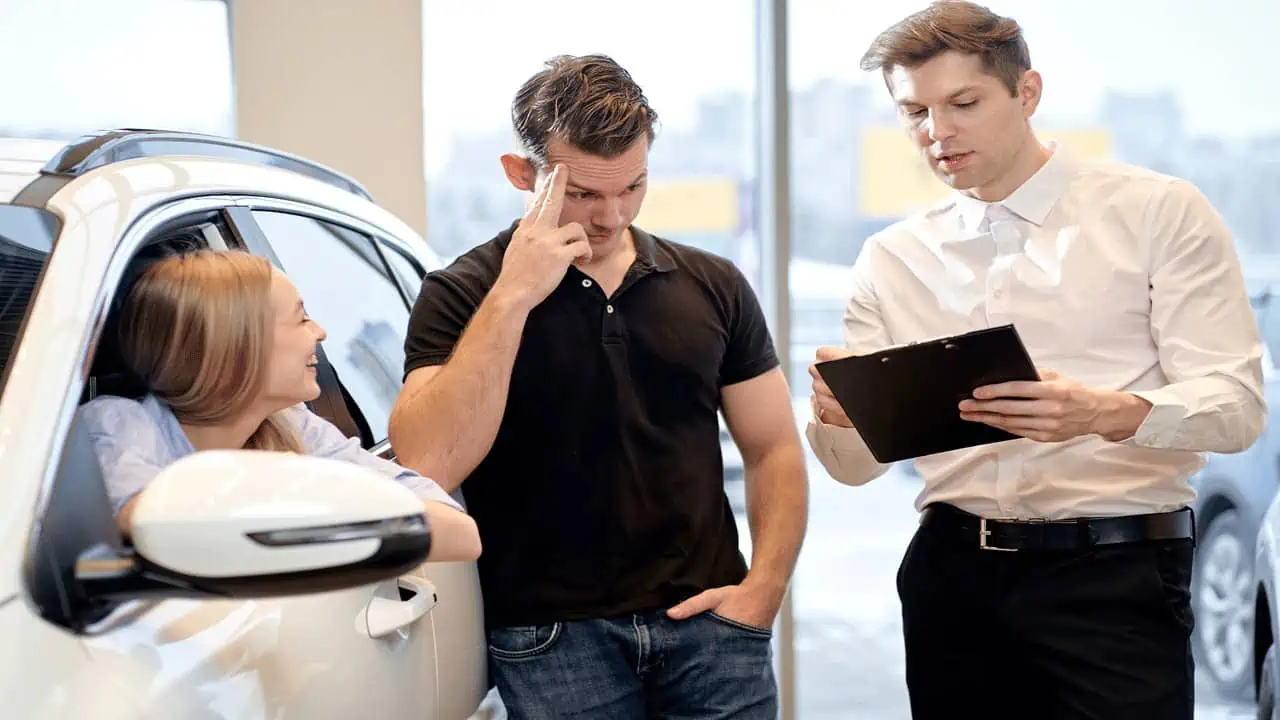 couple-buying-car