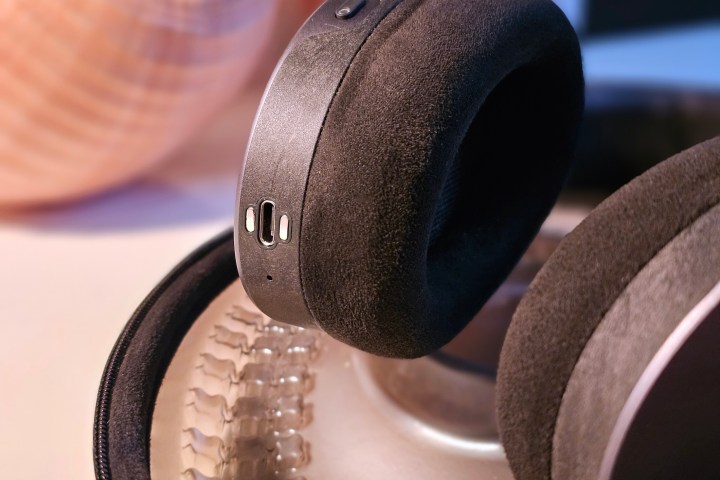 Hed Unity left earcup with USB-C port.