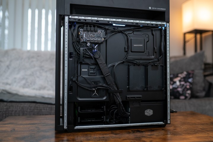 Cable management in the HP Omen 45L.