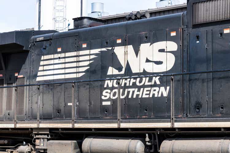 Fort Wayne - ca. April 2017: Norfolk Southern Railway Motor Zug. NS ist eine Klasse ich Eisenbahn in den USA und wird als NSC VI aufgeführt