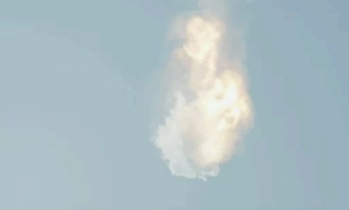 Starship exploding during first attempt at flight test