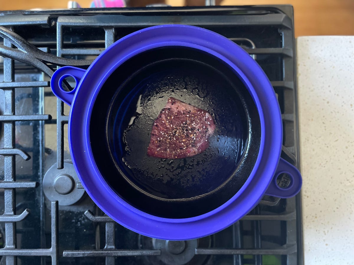 Splatter Döm on stove with steak inside