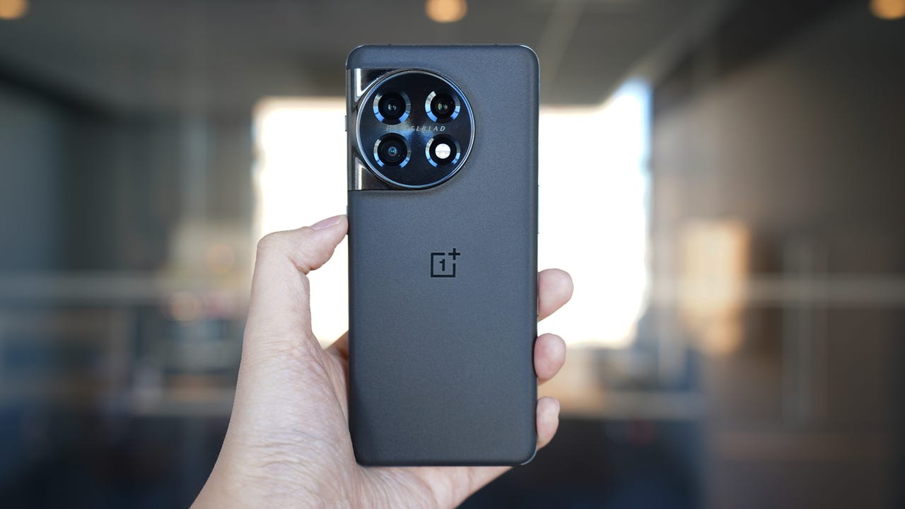 The OnePlus 11 in hand.