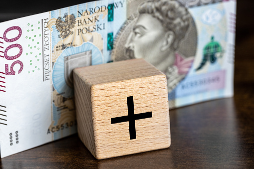 500 plus, Polish social program supporting financially citizens raising children, a five hundred zloty banknote and a children