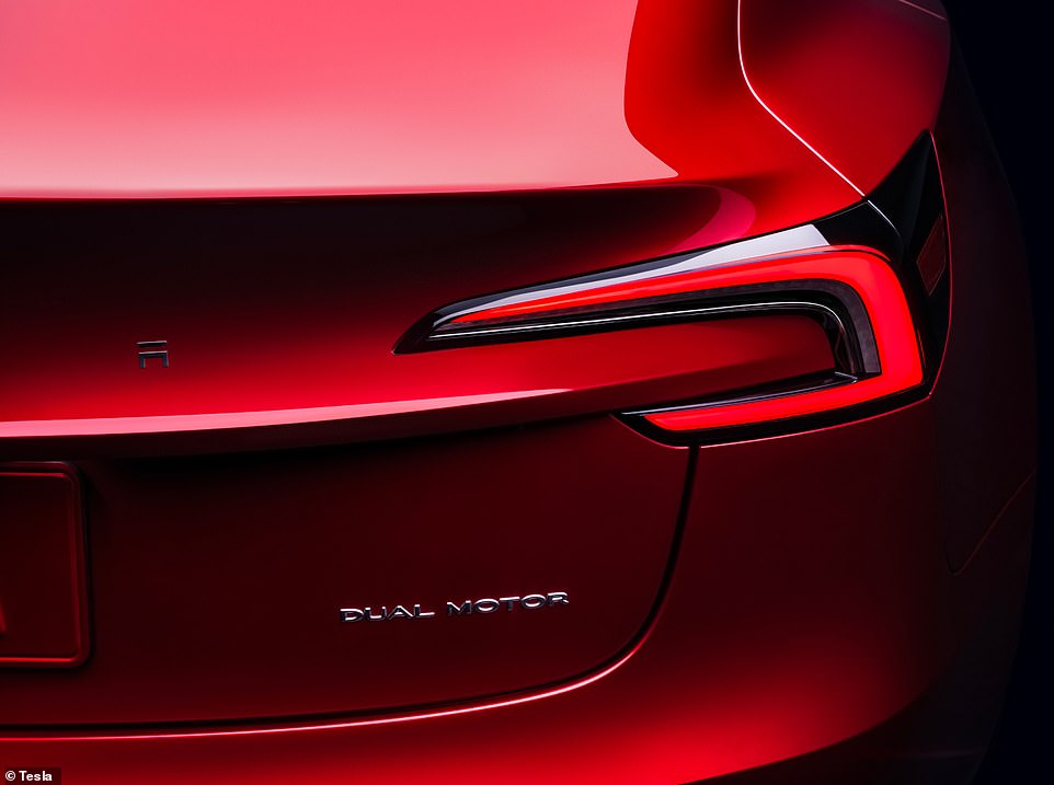 The rear lights of the facelifted Tesla Model 3 are incorporated into the boot lid and are now in a boomerang-like C shape