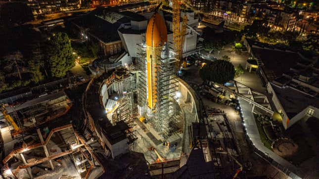 Image for article titled Space Shuttle&#39;s Massive Tank Hoisted Atop Rocket Boosters for Historic Display