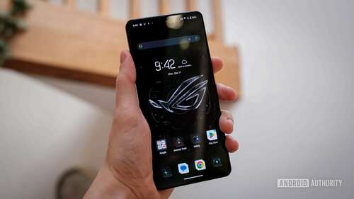 ASUS ROG Phone 8 homescreen in hand