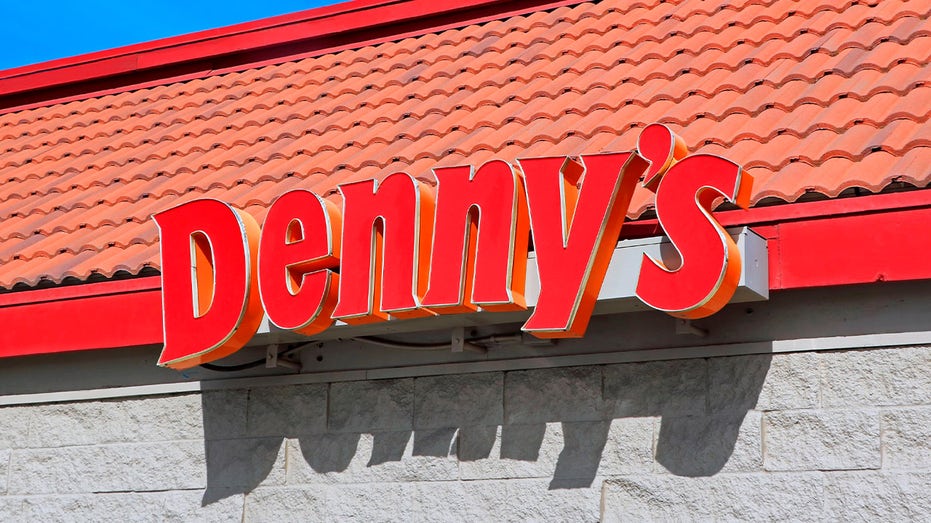 denny's logo sign