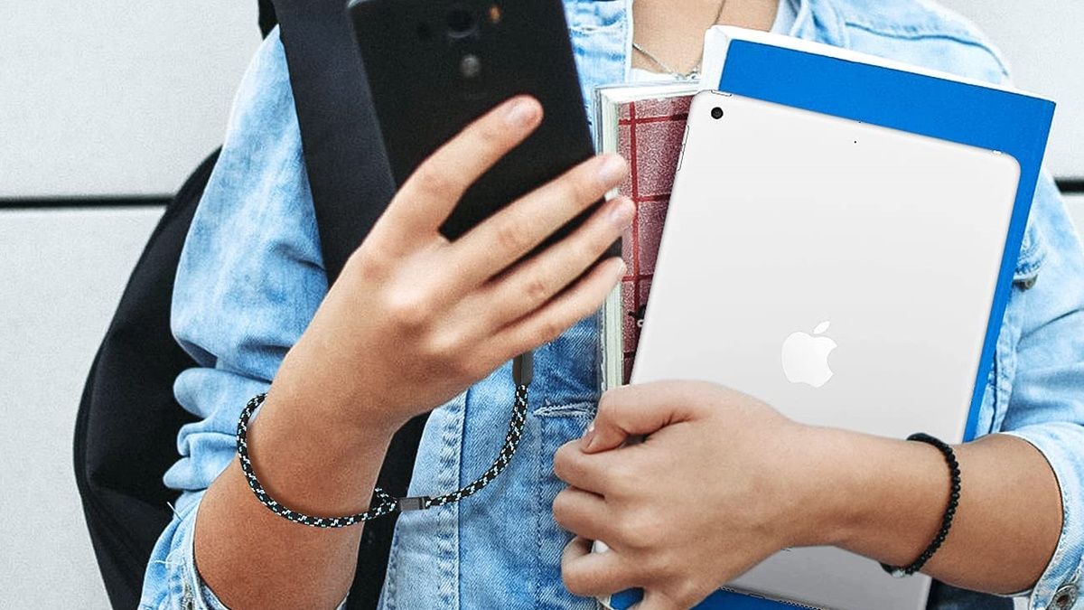 Person using Hukado strap with phone