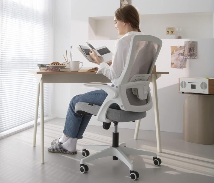 A woman reading in a Neo Chair High Back.