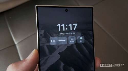 One UI 6.1 Lock Screen Widgets