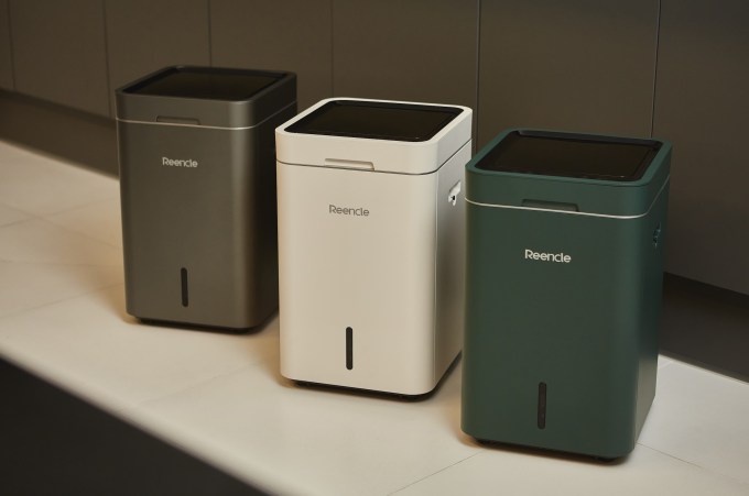 A promotional image shows the Reencle Gravity composter in three colors — Silvery gray, white and forest green.