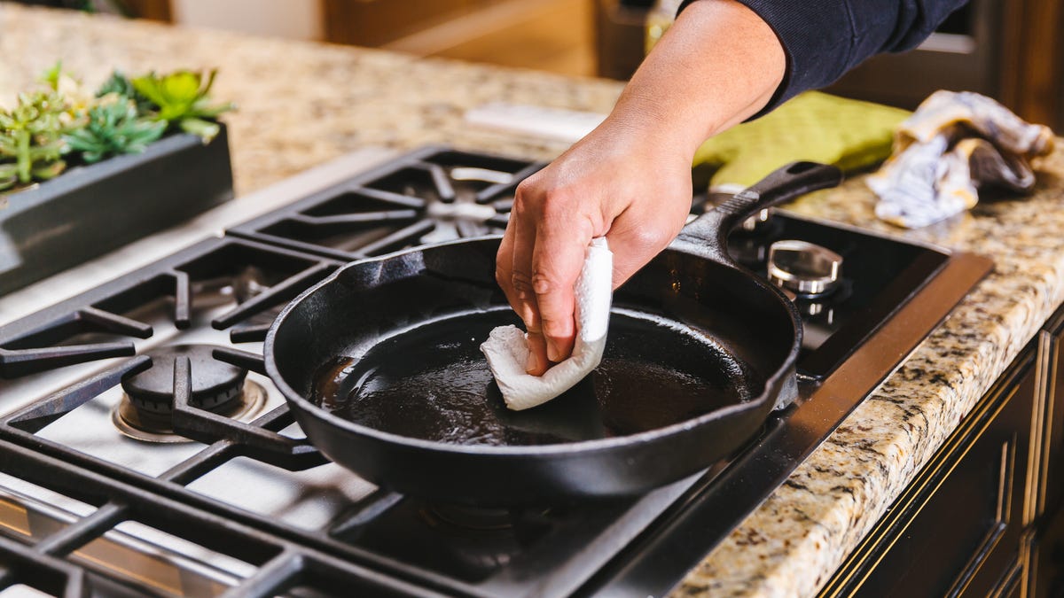 cast iron pan seasoning