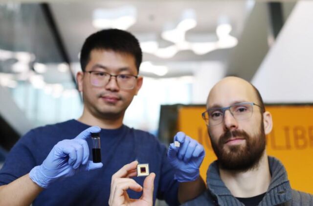 Yongjie Wang (BIST) and Julien Schreier (Qurv) holding a sample of a solution of quantum dots, the SWIR photodetector, and the image sensor.