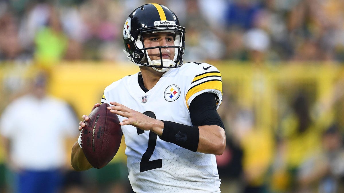 Mason Rudolph of the Pittsburgh Steelers, clutching the ball with his right hand, preparing to throw.