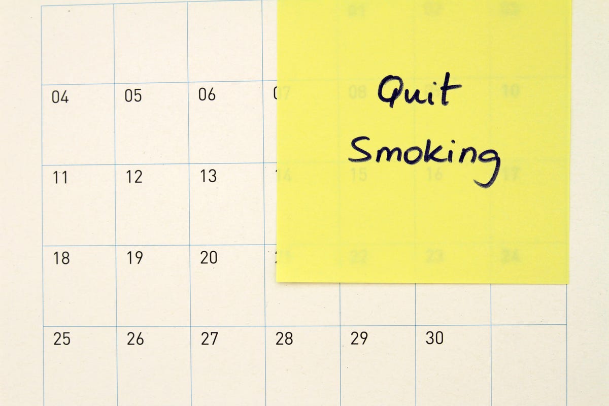 Quit smoking sticky note on a calendar.