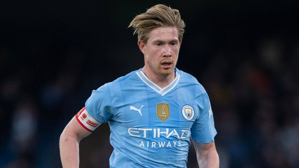 Manchester City forward Kevin De Bruyne running, looking downwards.