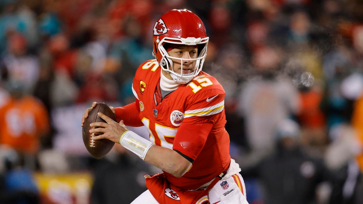 Kansas City Chiefs quarterback Patrick Mahome, clutching the ball with both hands.