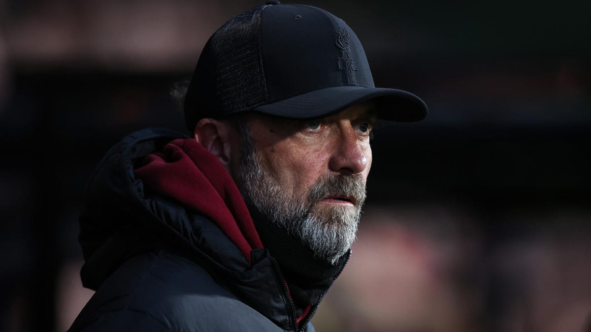 Liverpool manager Jurgen Klopp wearing a baseball cap, looking towards his right.