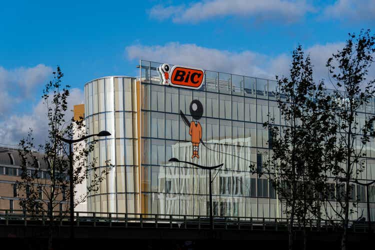 Vista exterior del edificio de la sede central de Bic, Clichy, Francia