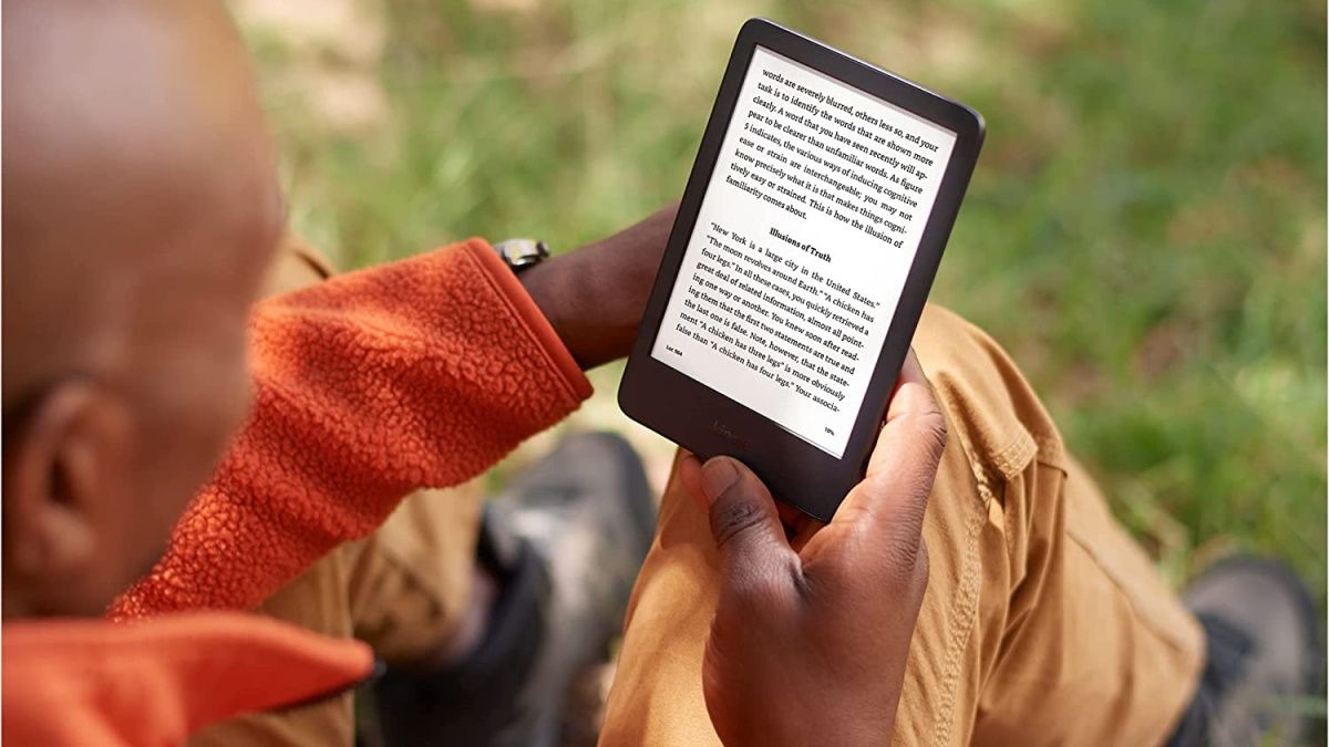 Man holding Amazon Kindle.