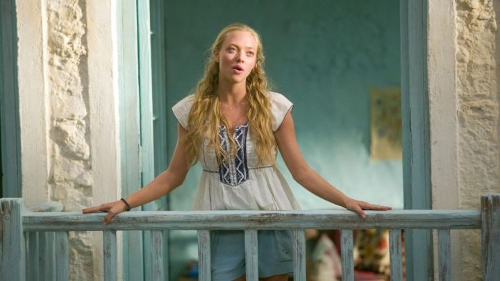 Sophie singing in her balcony in Mamma Mia!